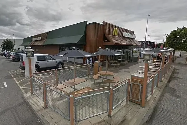 katil-israili-destekleyen-mcdonalds-subesinde-fareli-protesto-filistine-ozgurluk-1698752004054.jpeg Katil İsrail'i destekleyen McDonald'a fareli protesto! Bir anda ortaya saçtı: Özgür Filistin-9