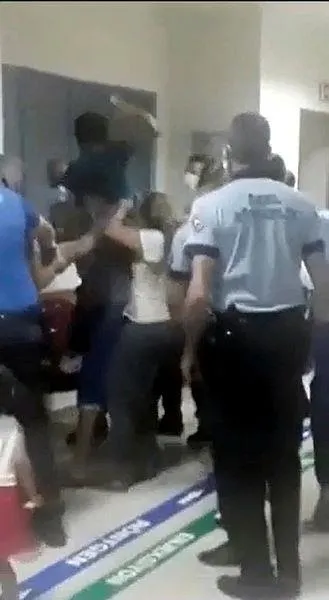 Burdur'da akıllara durgunluk veren olay: ‘Çocuğun kolunu acıttı’ diyerek hemşireleri darbettiler! Bakanlıktan flaş açıklama-2