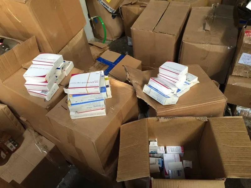 sahte-receteyle-milyonluk-vurgun-isin-icinde-doktor-ve-eczacilar-da-var-18-tutuklama-1708762216133.jpeg Sahte reçeteyle milyonluk vurgun! İşin içinde doktor ve eczacılar da var... 18 tutuklama-2