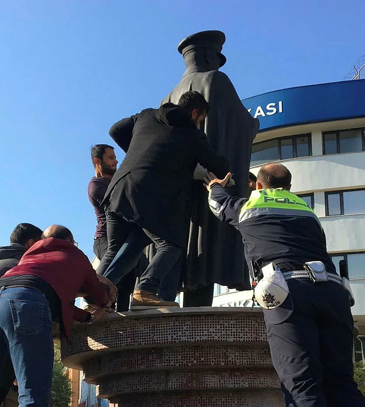 Atatürk heykeline çıkan balici linç edildi - 9