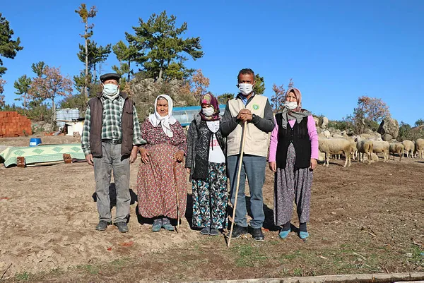 yanginda-70-koyunu-telef-olan-aileye-bakanpakdemirlinin-talimatiyla-120-koyun-hediye-edildi-1608490901977.jpg