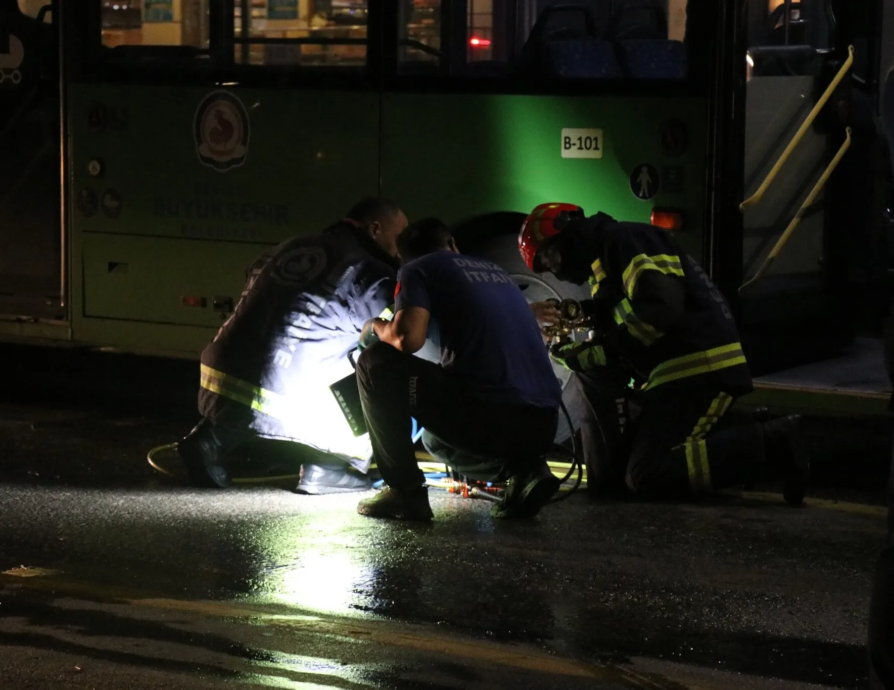 Denizli’de yağmurda devrilen 3 tekerlekli bisikletin sürücüsü halk otobüsünün altında can verdi