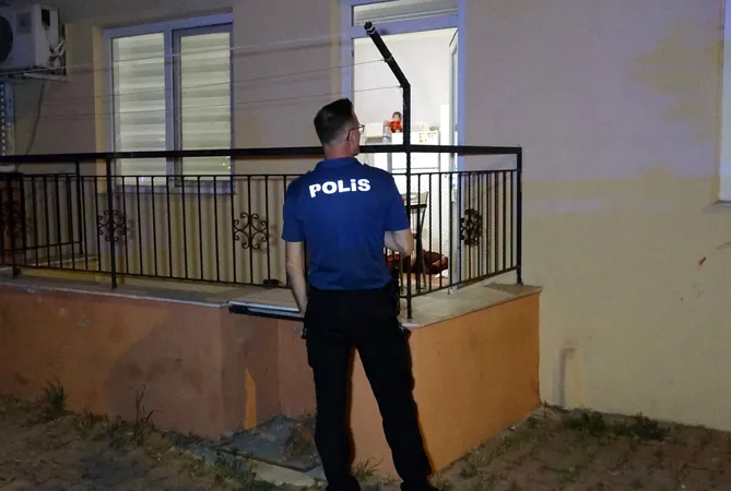 Boynu ve 3 parmağı kesilmiş!