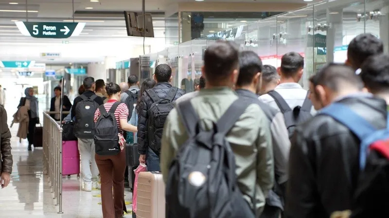 Bayram tatili trafiği: Otoyollardan 11,2 milyon araç geçti 820 bin kişi demiryollarını kullandı-6