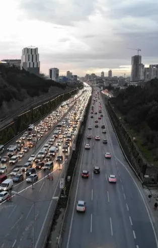İstanbul'da trafiği kilitleyen çalışma! Maltepe'de D-100 karayolu daraltıldı kilometrelerce trafik oluştu