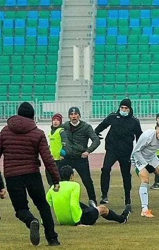 Hakeme uçan tekme! Saha bir anda karıştı...