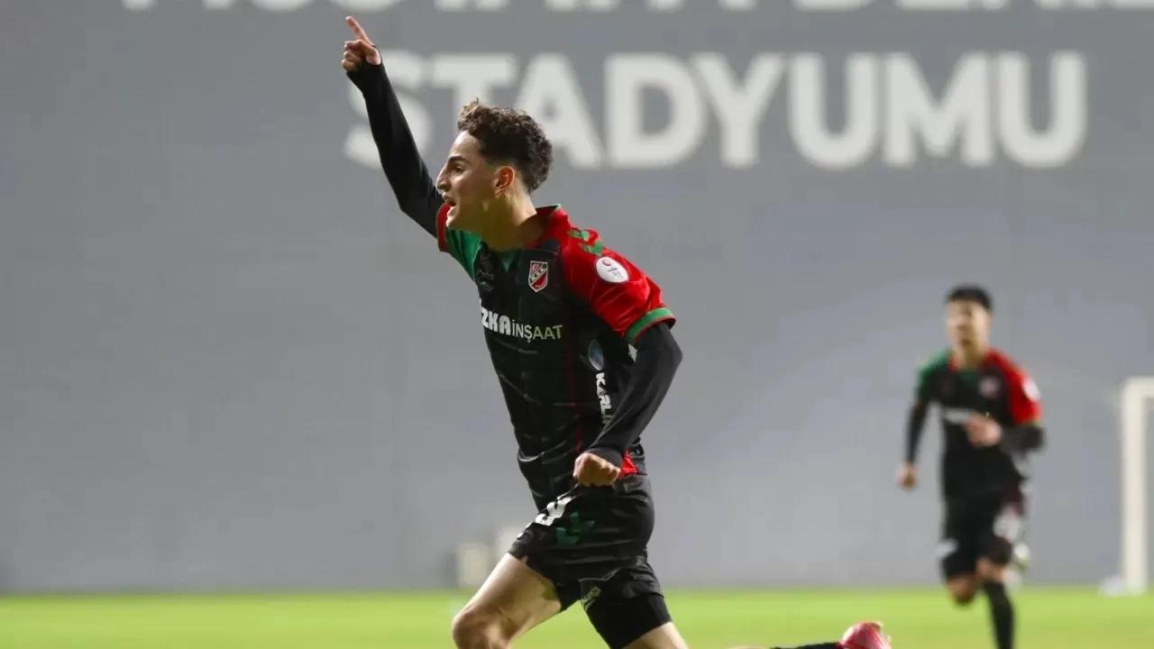 Fenerbahçe'de bir transfer daha tamam! 50 milyon euroluk golcü de listede - 8