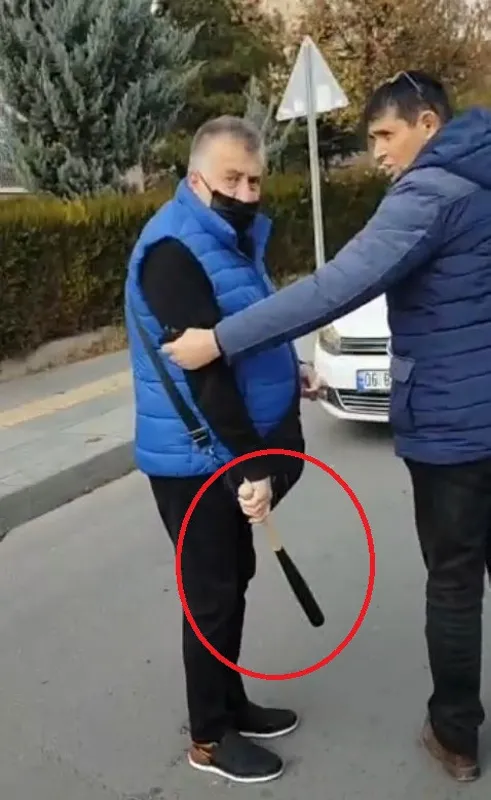 ankarada-motosikletli-kadin-kurye-esra-nur-olgun-trafikte-beyzbol-sopasiyla-darbedildi-o-anlar-saniye-saniye-kamerada-1637743341774.jpg Ankara'da motosikletli kadın kurye Esra Nur Olgun trafikte beyzbol sopasıyla darbedildi! O anlar saniye saniye kamerada-2