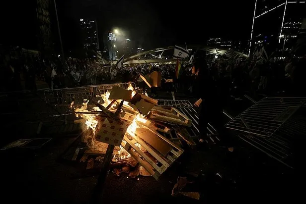 israilde-ic-savas-uyarisi-netanyahunun-evinin-onundeki-barikat-yikildi-1679870882909.jpeg 6'lı koalisyon İsrail'i iç savaşa sürüklüyor! Netahyahu'dan geri adım: Tartışmalı yargı reformunu erteledi! Göstericiler vazgeçmiyor-42