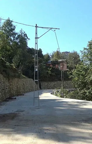 Rize'de bir garip olay! Yolun ortasındaki elektrik direği kazalara davetiye çıkarıyor!