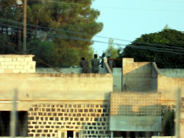 Görüntüler Türkiye'den çekildi! Teröristler sınırda silahlarıyla dolaşıyor-4