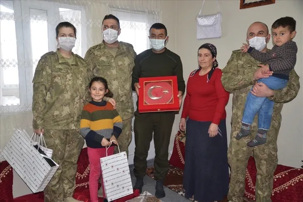 hakkaride-yasayan-9-yasindaki-hiraniin-anitkabiri-gorme-istegini-mehmetcik-gerceklestirecek-1611988731309.jpg Hakkari'de yaşayan 9 yaşındaki Hira'nın Anıtkabir'i görme isteğini Mehmetçik gerçekleştirecek-12