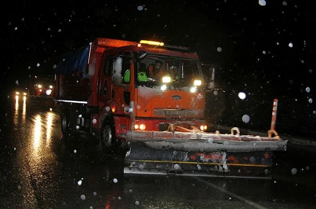 Manisa'da yollarda kar mesaisi: Ekipler çalışmalarını sürdürüyor