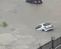 Caddeleri ve evleri su bastı