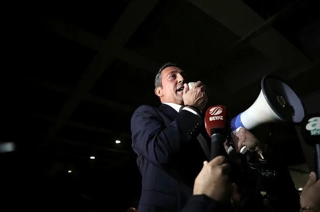 Ali Koç'lu Fenerbahçe teknik direktör tüketim merkezine döndü! Söylediği her şeyin tersini yapıyor...