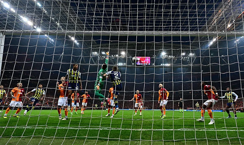 Fenerbahçe'de Edin Dzeko'nun Galatasaray maçı sonrası görüntüsü olay oldu! Alkış alan hareket - 7