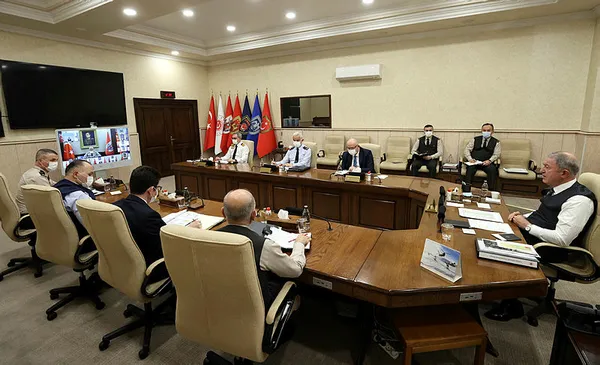 milli-savunma-bakani-hulusi-akardan-komutanlara-talimat-1641219220932.jpg