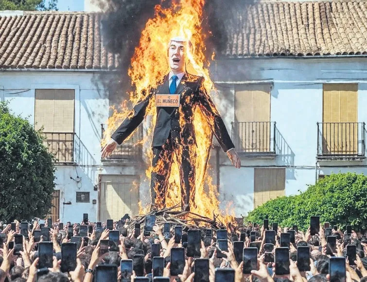 İspanya’da Netanyahu kuklası yakıldı: Gazze soykırımına festival protestosu