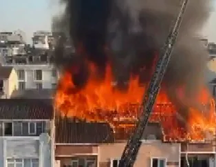 Arnavutköy’de 4 katlı binanın çatısı alev alev yandı