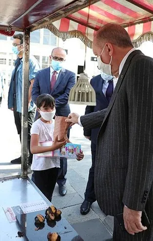 Son dakika: Başkan Erdoğan Beşiktaş'ta bir esnaftan kestane satın alarak vatandaşlara ikram etti