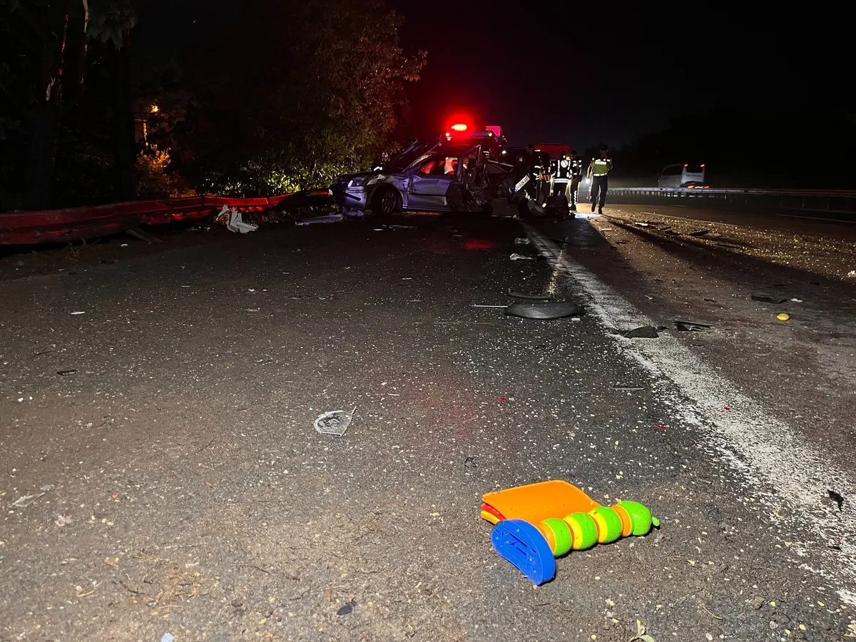 emniyet-seridinde-gelen-facia-arizalanan-otomobile-tir-carpti-1783227539847.jpeg TIR'ın biçtiği araçtaki oyuncaklar metrelerce uzağa savruldu