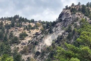 Peş peşe depremler sonrası Kozan’da korkutan anlar! Tepeden kopan kaya kütlesi kamerada