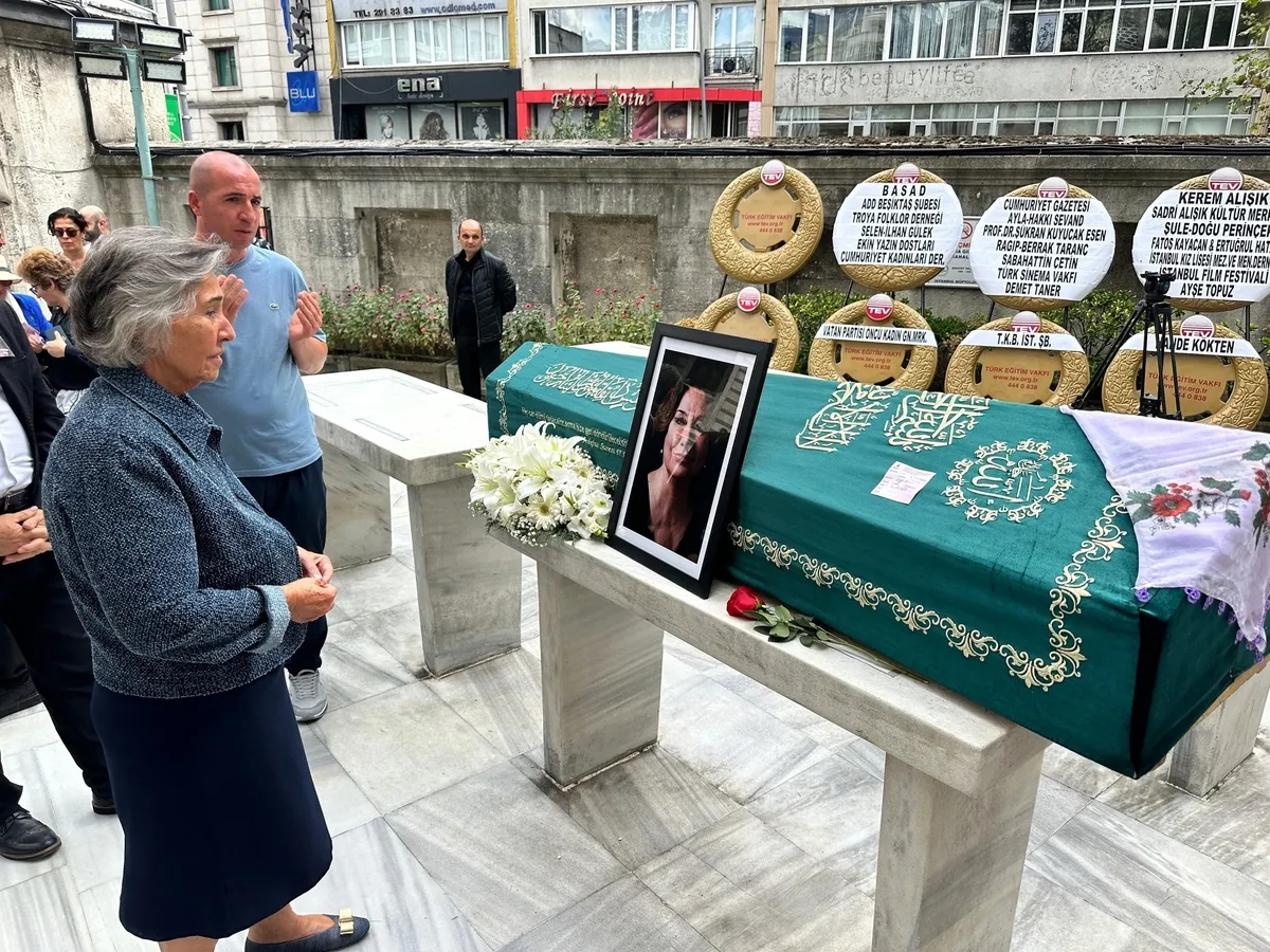 Aşk-ı Memnu'nun Arsen Hanım'ı Gülsen Tuncer son yolculuğuna uğurlandı! Eşinin sözleri yürek dağladı: "Hayatımın kaybı"-8