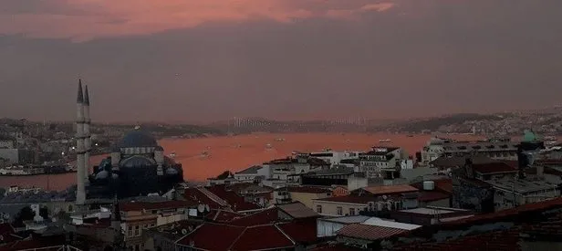 İstanbul Boğazı kızıla boyandı