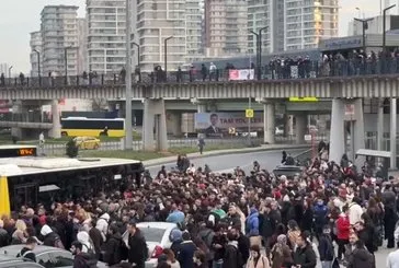 Metro arızalandı otobüs durakları doldu taştı