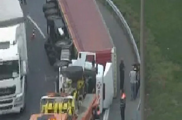 Son dakika: TEM'de TIR devrildi! Trafik kilit
