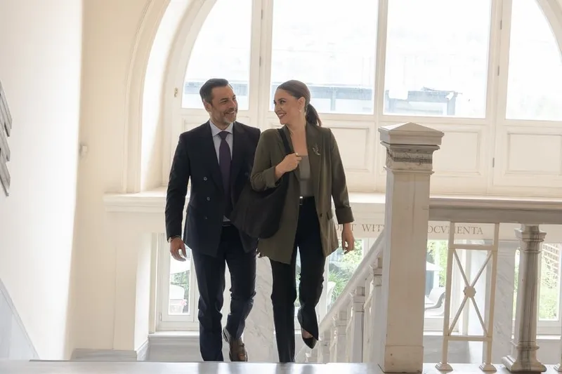 kizilcik-serbetiinde-pes-pese-ayriliklar-girayin-yerine-o-isim-geciyor-finale-4-kala-1715659167184.jpg Kızılcık Şerbeti'nde hüsrana uğratacak veda; Giray'ın yerine o isim geçiyor! Finale 4 kala...-3