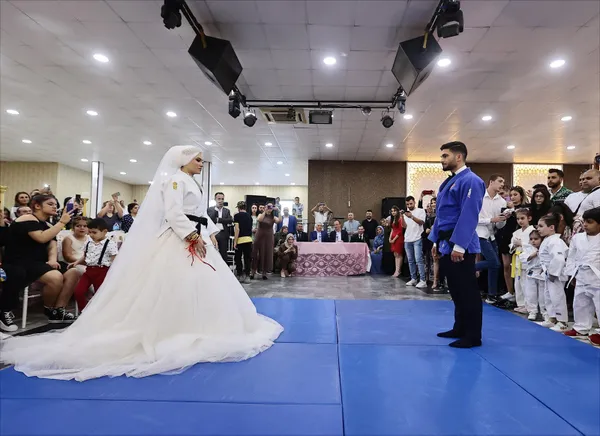 judocu-gelin-nikah-oncesi-damadi-yere-yapistirdi-1652089330969.jpg