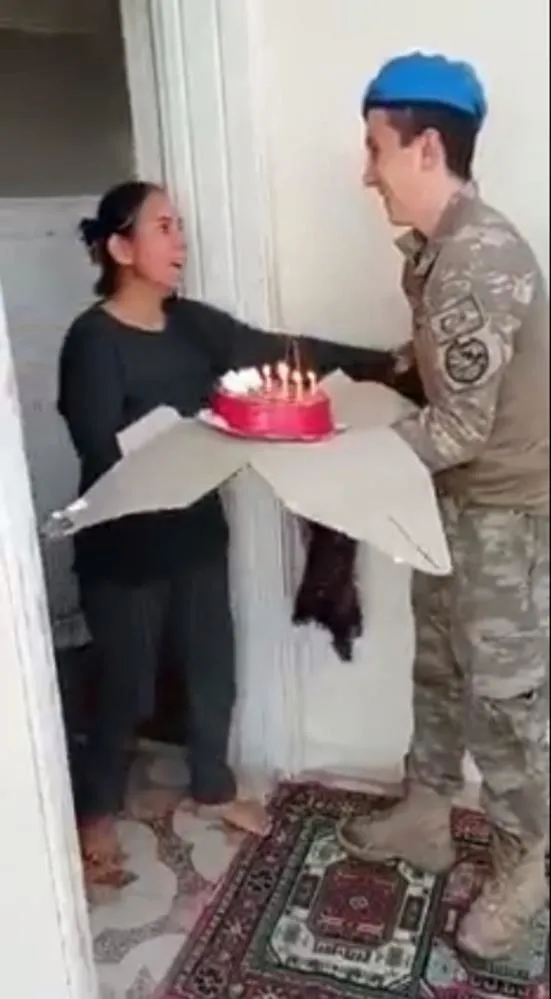 afrinde-gorev-yapan-mehmetcikten-annesine-duygulandiran-dogum-gunu-surprizi-1617174161129.jpg