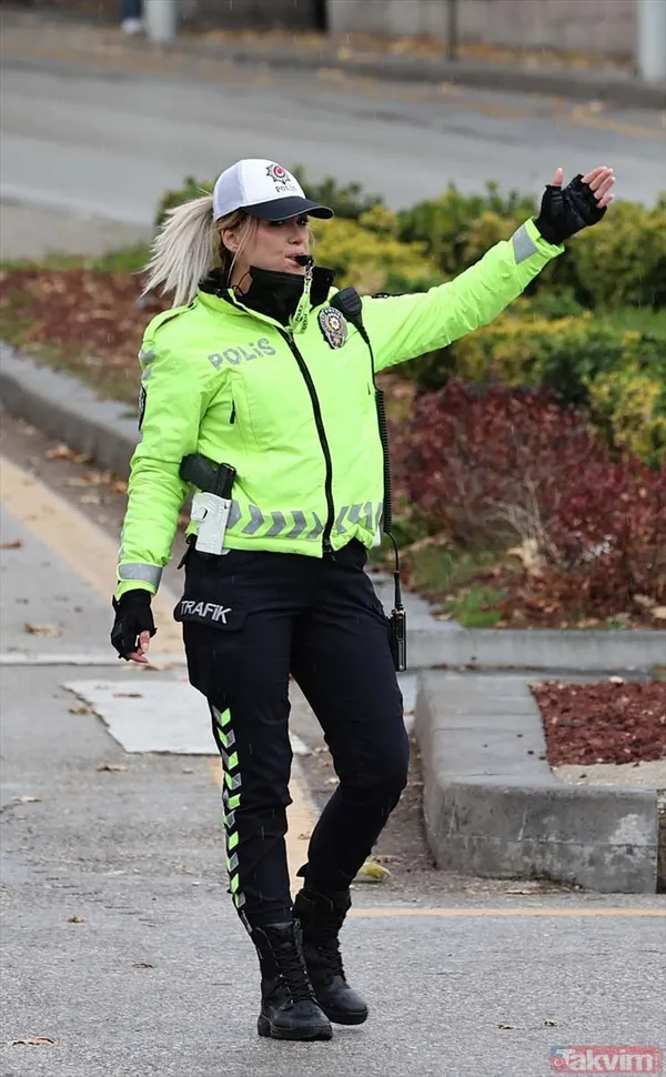 Kadın trafik polisleri Ankara'nın kalbinde trafik düzenini sağlıyor! - 2