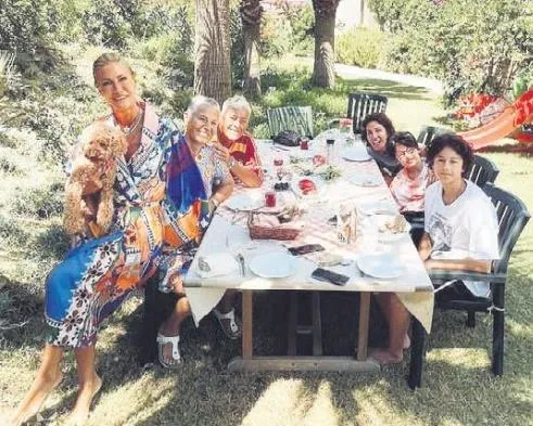 Bodrum'a veda eden Çağla Şıkel tatil ekonomisi yaptı! Akşam yemeğini de kendisi pişiriyor-2