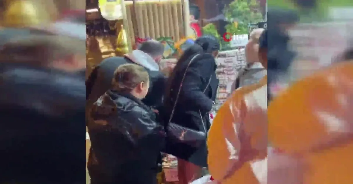 Beyoğlu'nda telefon çalan kadın yakalandı! Hırsızlık anları anbean kaydedildi