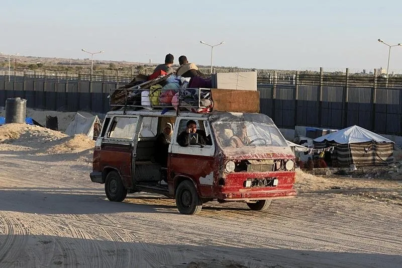 Gazze Şeridi'nin güneyinde yer alan Refah'ın doğusundaki Filistinliler, yerlerini terk etmeye başlayarak güvenli olarak düşündükleri bölgelere göç etmeye başladı. (7 Mayıs 2024)