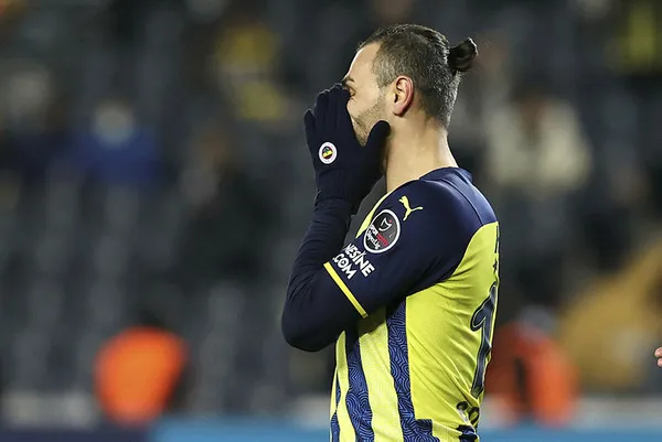 fenerbahceye-serdar-dursun-soku-elmacik-kemigi-kirildi-1644756205592.jpg