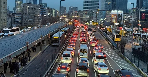 İstanbul'da trafik kilitlendi: Yoğunluk yüzde 85'e çıktı!