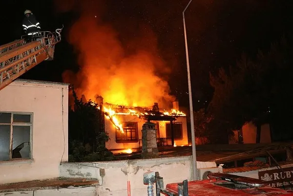 Son dakika: Amasya'da gece yarısı korkunç olay! Tarihi konak alev alev yandı-2
