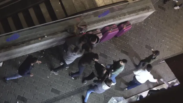 Taksim'de meydan savaşı! Birbirlerine girdiler-4