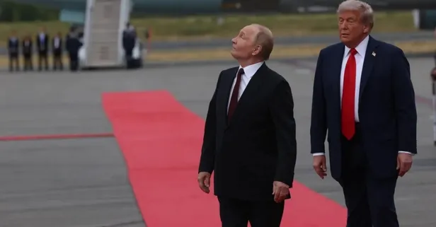 Alaska’da günün karesi! Trump ve Putin onları izledi: Bir B2 dört F-35 gündeme “bomba” gibi düştü | En son İran'da görülmüştü