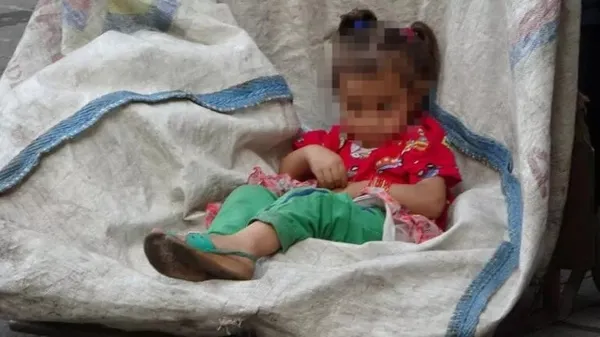 Taksim'de şoke eden olay! 4 aylık bebeğini kağıt toplama arabasına koydu-4