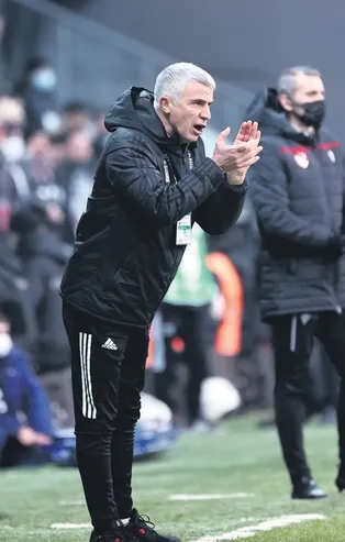 Katar'da Süper Kupa'yı Beşiktaş'la kaldıran Önder Karaveli'ye Al Gharafa Başkanı Al Thani hayran kaldı