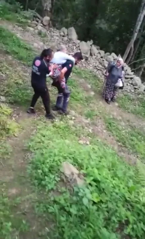 orduda-saglik-calisani-rahatsizlanan-yasli-kadini-300-metre-sirtinda-tasiyarak-ambulansa-ulastirdi-1662562886545.jpg Ordu'da sağlık çalışanı rahatsızlanan yaşlı kadını 300 metre sırtında taşıyarak ambulansa ulaştırdı-4