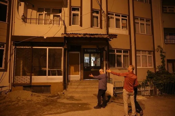 Çökme tehlikesi bulunan 2 bina gece yarısı tahliye edildi-5