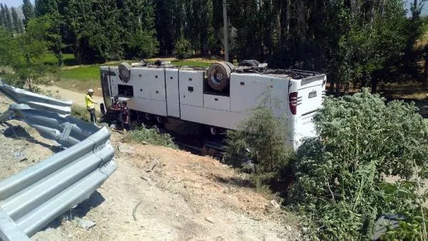 Denizli'de tur otobüsü takla attı: Çok sayıda yaralı var-2