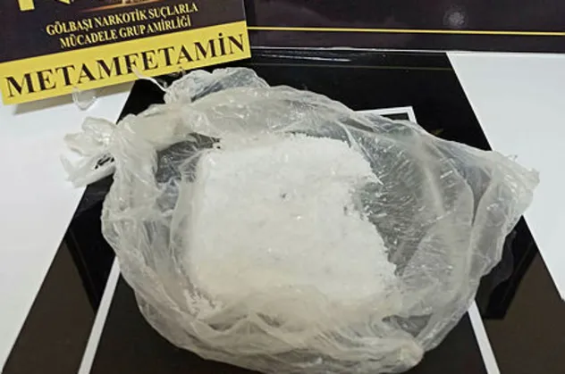 Uyuşturucuyu otomobilin aynasına sakladılar