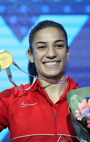 Emine Erdoğan'dan Ayşe Çağırır'a tebrik