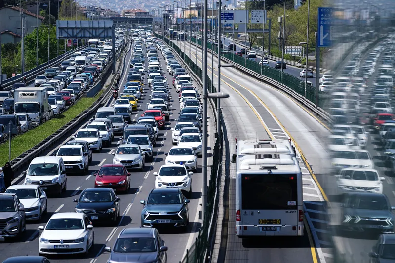 İstanbul'da bayram yoğunluğu! Adalar vapur iskelesine akın ettiler! Trafik yoğunluğu yüzde 71'leri buldu-6